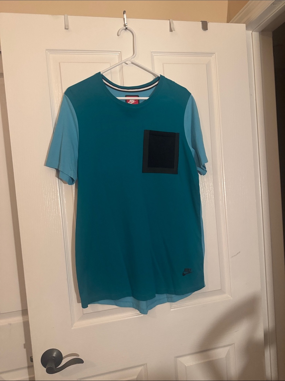 Nike Men’s tee Teal and Light Blue Short-Sleeve Tee with Contrast Pocket